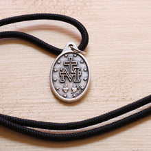 Load image into Gallery viewer, Miraculous Medal Pendant Black Paracord